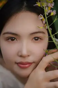 YiTuYu Vol.8614 Yi Yi: Enchanting Beauty Amidst Blooming Flowers - A Dreamy Vision-22