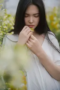 YiTuYu Vol.8614 Yi Yi: Enchanting Beauty Amidst Blooming Flowers - A Dreamy Vision-27