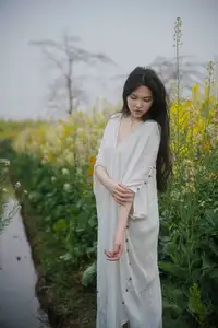 YiTuYu Vol.8614 Yi Yi: Enchanting Beauty Amidst Blooming Flowers - A Dreamy Vision-17