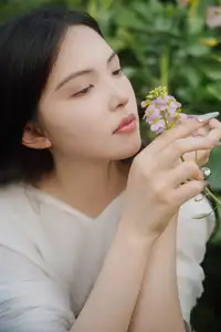 YiTuYu Vol.8614 Yi Yi: Enchanting Beauty Amidst Blooming Flowers - A Dreamy Vision-25