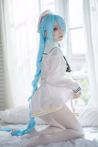Stunning Cosplay: Shi Liang Yu as Janus Sailor Uniform in Captivating Reflection-0