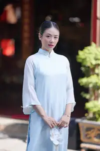 Elegant Vietnamese Girl in Traditional Ao Dai Capturing Timeless Asian Beauty-2