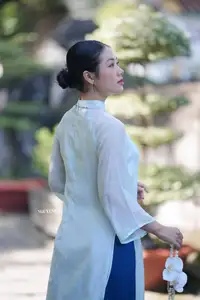 Elegant Vietnamese Girl in Traditional Ao Dai Capturing Timeless Asian Beauty-16