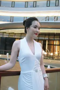 Elegant Woman: Modern Style and Confident Beauty-3