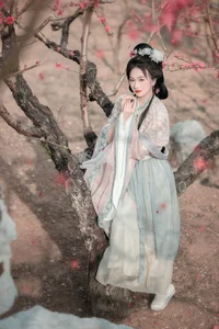 Spring Muse in Hanfu YiTuYu Art Language Vol.8879 Da Wai Wai Ge-36