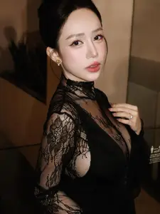 Captivating 'Mother of 4' Beauty, Surprisingly Slender Figure-10