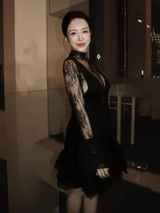 Captivating 'Mother of 4' Beauty, Surprisingly Slender Figure-0