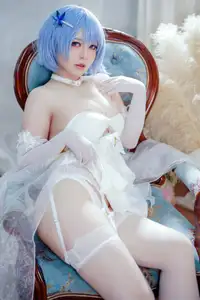 Coser Ban Ban Zi: Azur Lane Chapayev in White Knight's Melody Dress - Enchanting Beauty-1