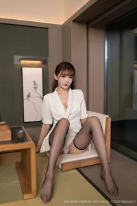 Elegant Sophistication: Lu Xuan Xuan in White Suit - XiuRen No.10650-13