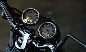 Kawasaki W230: Captivating Retro Motorcycle, Every Detail Shines, Priced at 125 Million VND-11