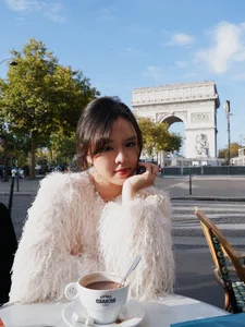 MC Thao Trang Embraces Tradition: Stunning Vietnamese Ao Dai Photoshoot for Tet Lunar New Year Celebrations-8