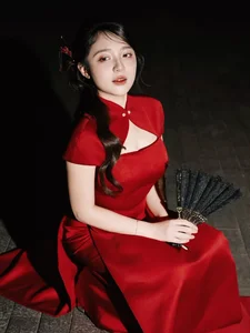 MC Vu Phuong Thao stuns in a vibrant red modern Ao Dai, celebrating contemporary elegance-9