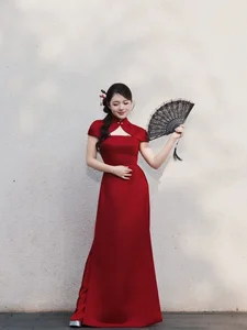 MC Vu Phuong Thao stuns in a vibrant red modern Ao Dai, celebrating contemporary elegance-7
