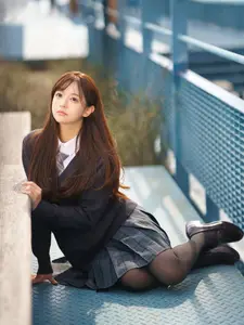 YiTuYu Vol.8824: Xiao Yi Schoolgirl Charm in Urban Setting - Captivating Youthful Elegance-2
