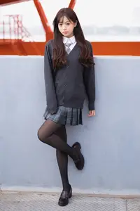 YiTuYu Vol.8824: Xiao Yi Schoolgirl Charm in Urban Setting - Captivating Youthful Elegance-25