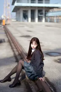 YiTuYu Vol.8824: Xiao Yi Schoolgirl Charm in Urban Setting - Captivating Youthful Elegance-5