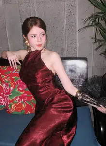 Flight Attendant Phan Que Chi Dazzles in Seductive Red Cheongsam, Captivating Thousands with Her Beauty-0