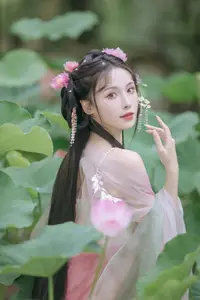 Enchanting Grace: Yi Ming in Hanfu Amidst Lotus Pond | YiTuYu Vol.8804-5