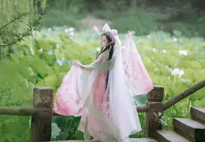 Enchanting Grace: Yi Ming in Hanfu Amidst Lotus Pond | YiTuYu Vol.8804-16