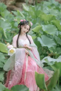 Enchanting Grace: Yi Ming in Hanfu Amidst Lotus Pond | YiTuYu Vol.8804-0