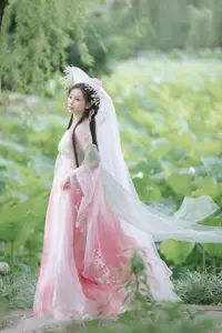 Enchanting Grace: Yi Ming in Hanfu Amidst Lotus Pond | YiTuYu Vol.8804-9