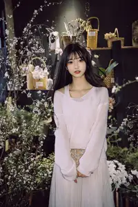 YiTuYu Vol.8549: Leng Ku Wang Ye's Dreamy Elegance in a White Sweater-12