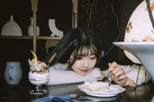 YiTuYu Vol.8549: Leng Ku Wang Ye's Dreamy Elegance in a White Sweater-11