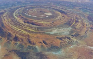 Discover the Eye of the Sahara: The Mysterious Richat Structure, a Breathtaking Geological Wonder Hidden Deep Within the Mauritanian Desert Sands-1