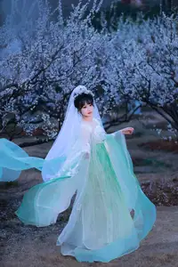 YiTuYu Vol.8718: Zhou Zhou AY - Ethereal Hanfu Beauty Amidst Enchanting Night Blossoms-20