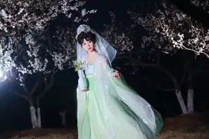 YiTuYu Vol.8718: Zhou Zhou AY - Ethereal Hanfu Beauty Amidst Enchanting Night Blossoms-10