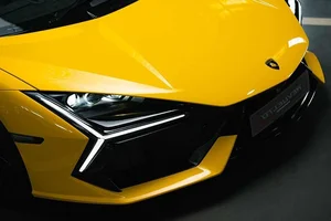 Lamborghini Revuelto: The Revolutionary V12 Plug-In Hybrid Supercar Redefining Italian Luxury and High-Performance Engineering-1