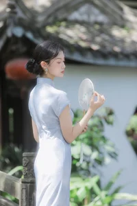 Modern Muse: The Captivating Cool Chinese Aesthetics of Tong Xuan Qi-37