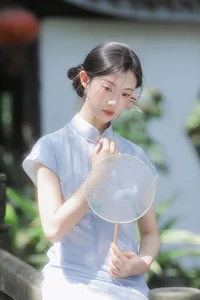 Modern Muse: The Captivating Cool Chinese Aesthetics of Tong Xuan Qi-18