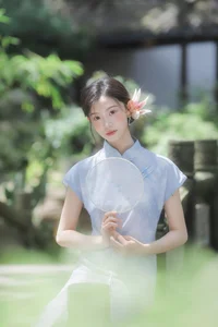 Modern Muse: The Captivating Cool Chinese Aesthetics of Tong Xuan Qi-2