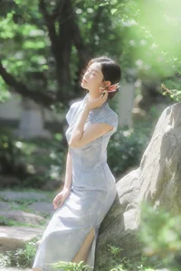 Modern Muse: The Captivating Cool Chinese Aesthetics of Tong Xuan Qi-6