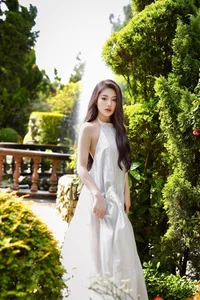 The Timeless Beauty of the Vietnamese Ao Dai: A Look Back at Student Icon Trần Nguyễn Triệu Vy’s Stunning Style Evolution-6