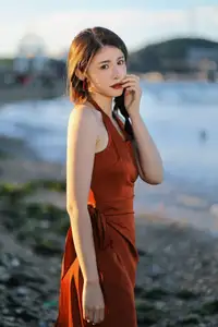 YiTuYu Vol.8522: Yi Ming's Captivating Beauty Under Golden Hour Sun-3