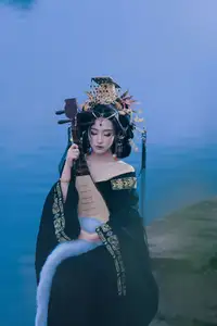 YiTuYu Vol.8704 Xiao Hong: Mysterious Traditional Beauty with Pipa by the Lake-14