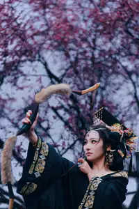 YiTuYu Vol.8704 Xiao Hong: Mysterious Traditional Beauty with Pipa by the Lake-5