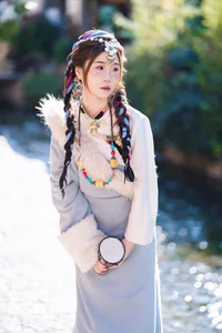 Vẻ Đẹp Thanh Khiết: Huang Ying Giữa Cánh Đồng Hoa Gesang Rực Rỡ Nơi Cao Nguyên-4