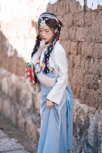 Vẻ Đẹp Thanh Khiết: Huang Ying Giữa Cánh Đồng Hoa Gesang Rực Rỡ Nơi Cao Nguyên-6