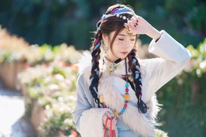 Vẻ Đẹp Thanh Khiết: Huang Ying Giữa Cánh Đồng Hoa Gesang Rực Rỡ Nơi Cao Nguyên-24