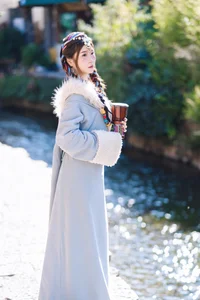 Vẻ Đẹp Thanh Khiết: Huang Ying Giữa Cánh Đồng Hoa Gesang Rực Rỡ Nơi Cao Nguyên-0