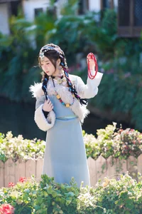 Vẻ Đẹp Thanh Khiết: Huang Ying Giữa Cánh Đồng Hoa Gesang Rực Rỡ Nơi Cao Nguyên-5