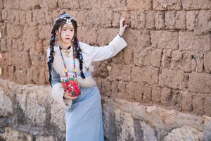 Vẻ Đẹp Thanh Khiết: Huang Ying Giữa Cánh Đồng Hoa Gesang Rực Rỡ Nơi Cao Nguyên-23