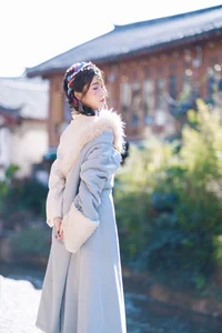 Vẻ Đẹp Thanh Khiết: Huang Ying Giữa Cánh Đồng Hoa Gesang Rực Rỡ Nơi Cao Nguyên-3