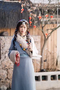 Vẻ Đẹp Thanh Khiết: Huang Ying Giữa Cánh Đồng Hoa Gesang Rực Rỡ Nơi Cao Nguyên-1