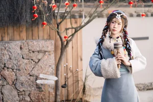 Vẻ Đẹp Thanh Khiết: Huang Ying Giữa Cánh Đồng Hoa Gesang Rực Rỡ Nơi Cao Nguyên-16