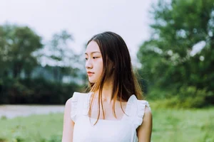 Serene Riverside Portraits: Yi Ping in YiTuYu Art Language Vol.9293 – Artistic Outdoor Photography and Natural Lifestyle Aesthetic-0