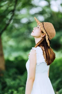 Serene Riverside Portraits: Yi Ping in YiTuYu Art Language Vol.9293 – Artistic Outdoor Photography and Natural Lifestyle Aesthetic-5